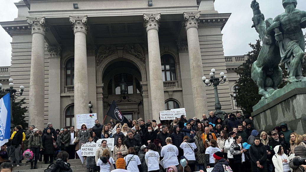 Protest u Beogradu: Roditelji dece sa posebnim potrebama nezadovoljni nacrtom zakona roditelj-negovatelj