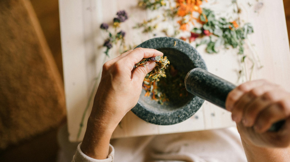 Homeopatija i nauka: Kako savremena saznanja objašnjavaju delovanje prirodnih lekova koji jačaju imunitet