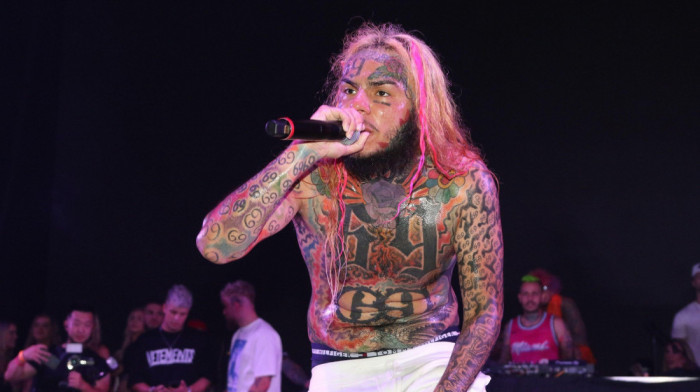 "Maduro, 2. april, Venecuela zauvek": Reper 6ix9ine tvrdi da je Maduro potpisao njegovu lutku u zatvoru u Njujorku