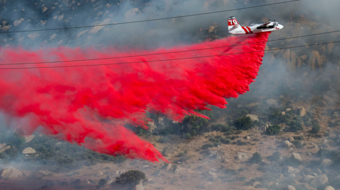 Evakuacije zbog šumskog požara u južnoj Kaliforniji, vatrogasne ekipe rade na obuzdavanju vatre