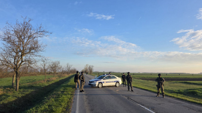 Policija i vojska na severu Srbije: Blokade i pretresi kod Kanjiže od ranog jutra (FOTO)