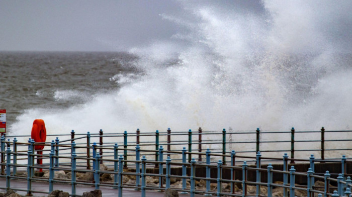 U Velikoj Britaniji zatvoreni putevi i blokirana železnica zbog oluje Dejv