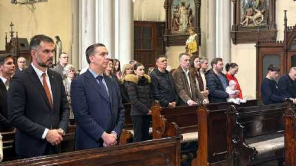 Gradonačelnik Novog Sada Žarko Mićin prisustvovao uskršnjoj misi sa sugrađanima