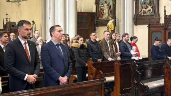 Gradonačelnik Novog Sada Žarko Mićin prisustvovao uskršnjoj misi sa sugrađanima