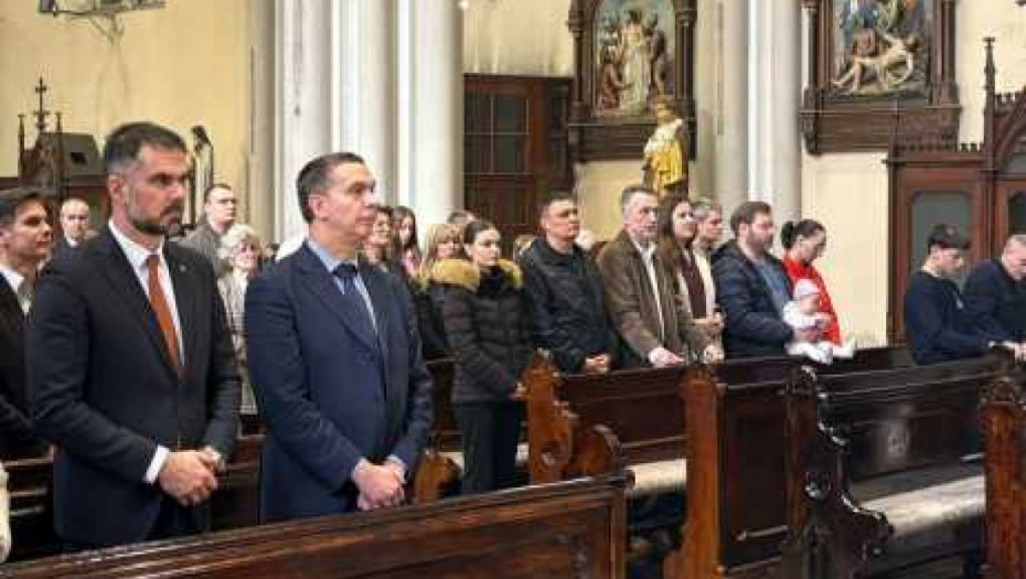 Gradonačelnik Novog Sada Žarko Mićin prisustvovao uskršnjoj misi sa sugrađanima