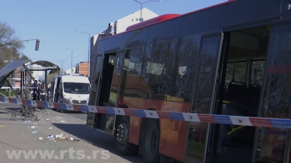 Autobus u Nišu sleteo sa kolovoza, "uleteo" u stanicu: Povređena jedna osoba
