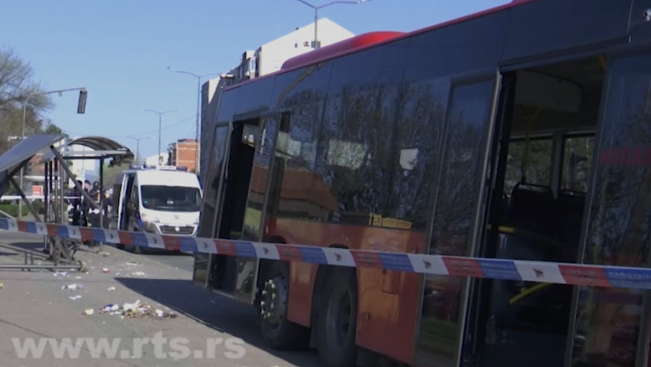 Autobus u Nišu sleteo sa kolovoza, "uleteo" u stanicu: Povređena jedna osoba