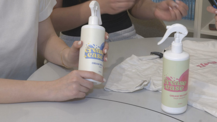 "Zbogom peglanju": Učenice Savremene gimnazije kreirale inovativni sprej za uklanjanje nabora na odeći