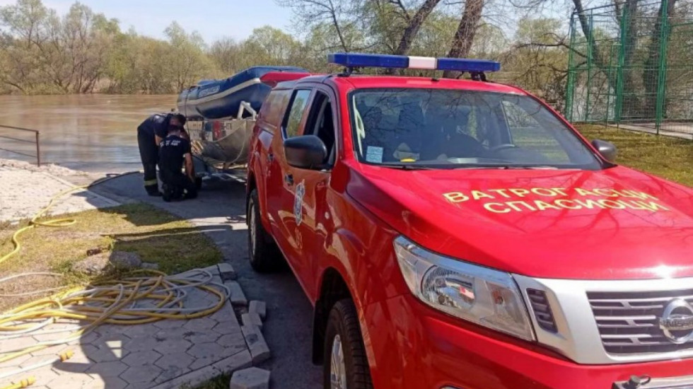 Vatrogasci iz Jagodine spasili život u poslednjem trenutku: Muškarac ispao iz čamca u Veliku Moravu