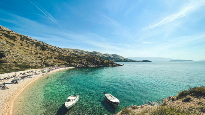 Poslanik tri puta brusilicom uklonio katanac sa plaže ispod hotela Hilton u Rijeci