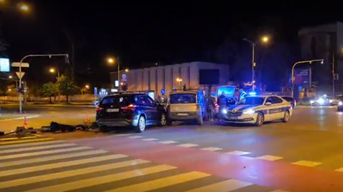 Teška saobraćajna nesreća u Novom Sadu: Konstrukcija semafora pala na pešaka posle sudara dva vozila