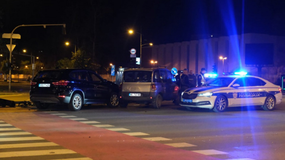 Teška saobraćajna nesreća u Novom Sadu: Konstrukcija semafora pala na pešake posle sudara, dve osobe povređene