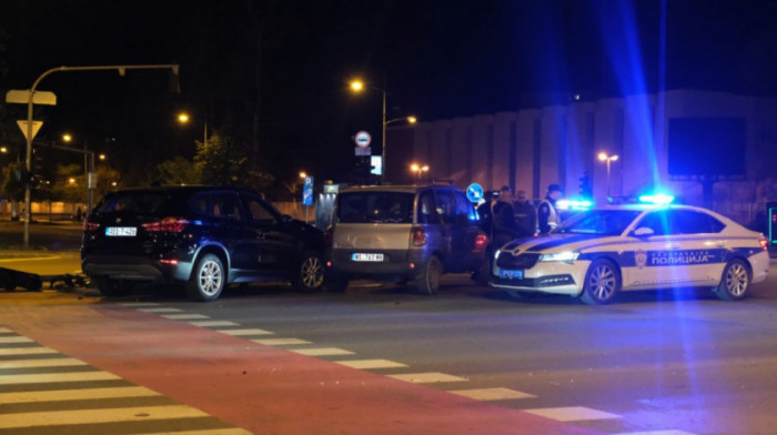 Teška saobraćajna nesreća u Novom Sadu: Konstrukcija semafora pala na pešake posle sudara, dve osobe povređene