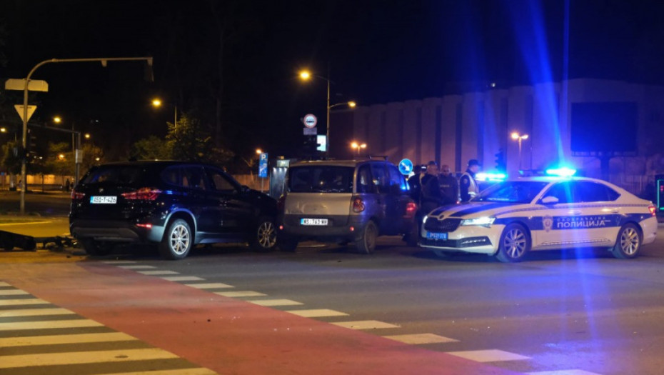 Teška saobraćajna nesreća u Novom Sadu: Konstrukcija semafora pala na pešake posle sudara, dve osobe povređene