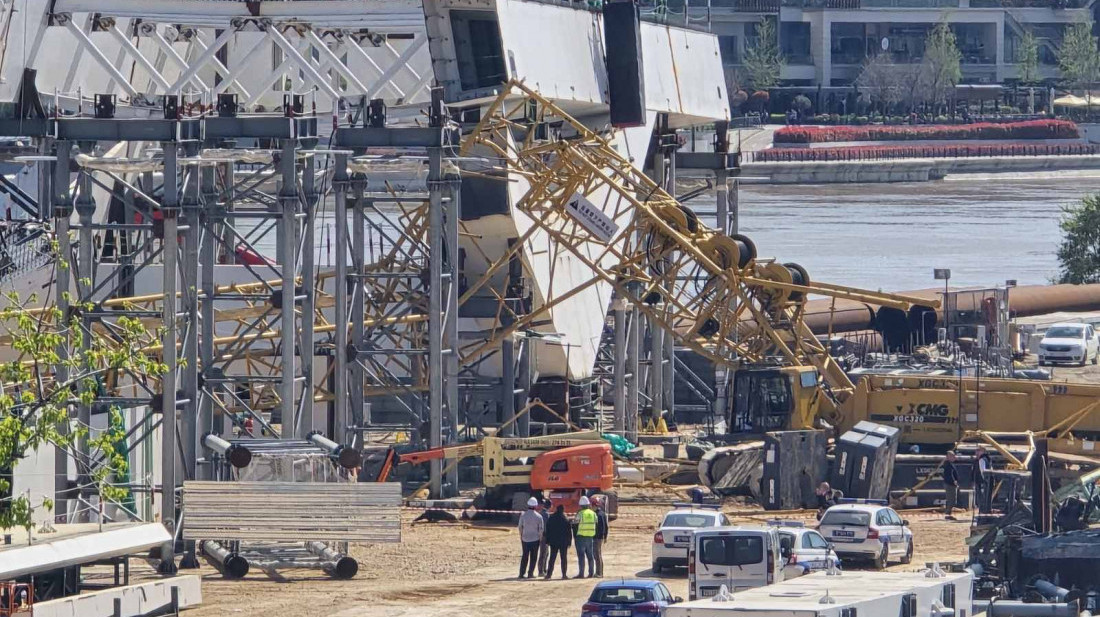 Nesreća kod Brankovog mosta: Obrušio se kran, jedna osoba poginula, ima povređenih (FOTO)