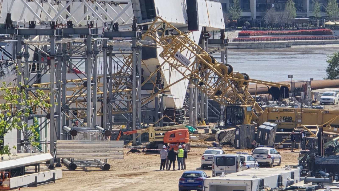 Nesreća kod Brankovog mosta: Obrušio se kran, jedna osoba poginula, ima povređenih (FOTO)