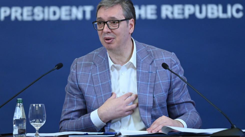 Vučić: Izvinjavam se studentima zbog izjave Bratine, niko nema pravo da ih ubija