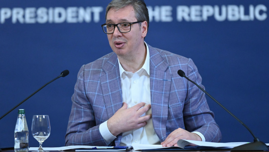 Vučić: Izvinjavam se studentima zbog izjave Bratine, niko nema pravo da ih ubija