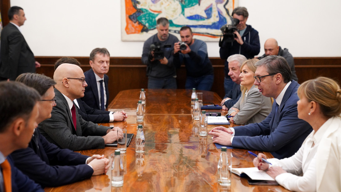 Završen sastanak Vučića sa predstavnicima SNS u okviru političkih konsultacija