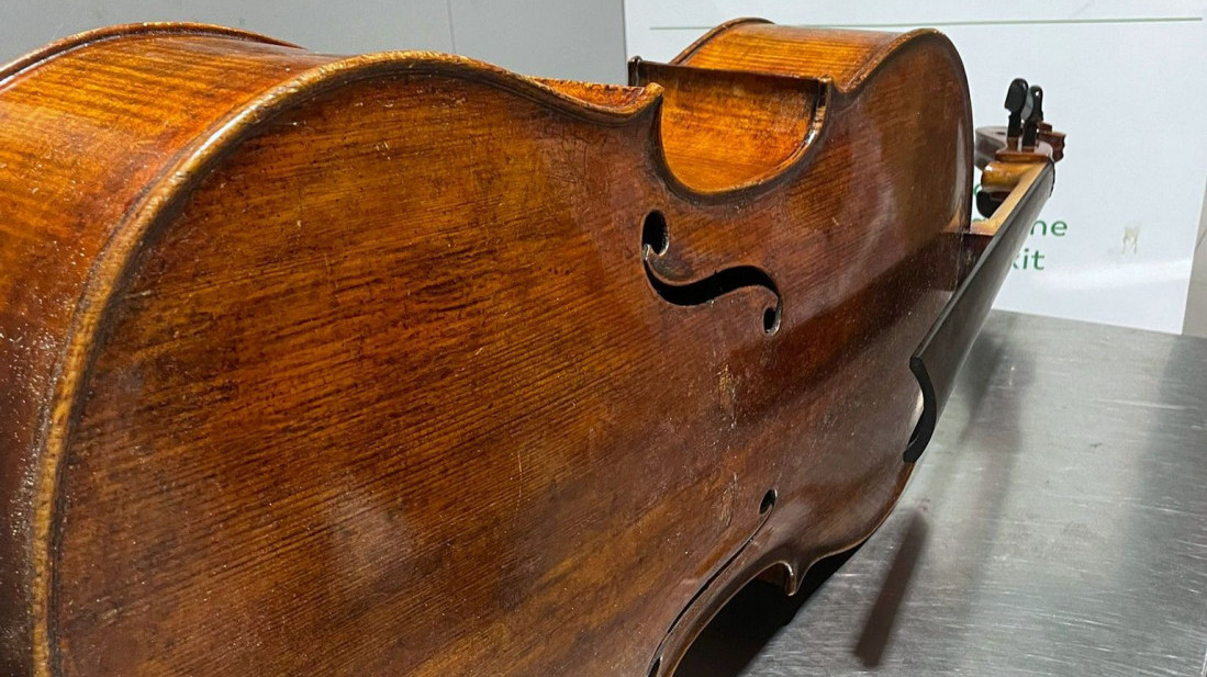 Carinici oduzeli putniku dva violončela stara između 150 i 200 godina