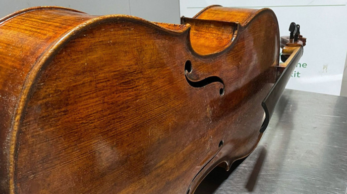 Carinici oduzeli putniku dva violončela stara između 150 i 200 godina