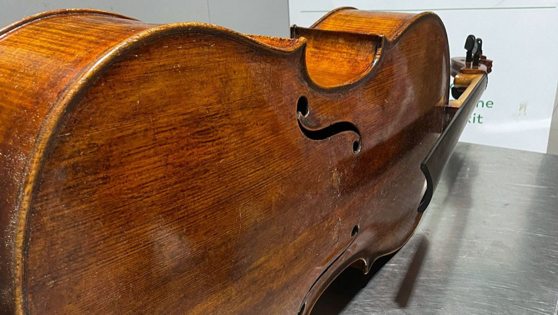 Carinici oduzeli putniku dva violončela stara između 150 i 200 godina