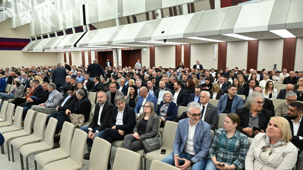 Počela sednica Glavnog odbora SNS, prisustvuju Vučević, Brnabić, Mali, Glišić