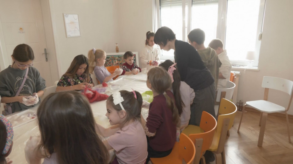 Spoj umetnosti i tradicije - deca kroz radionice farbaju jaja i uče o Uskrsu