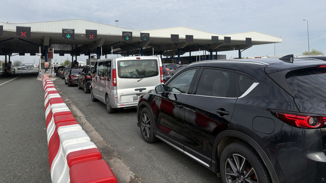 AMSS: Putnička vozila čekaju sat vremena na Batrovcima na izlazu iz Srbije