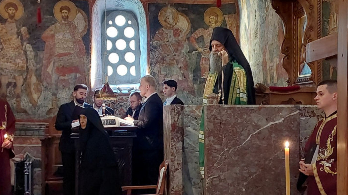 Strah među Srbima nakon zatvaranja ambulanti: Priština ignoriše dijalog, patrijarh Porfirije sa vernicima u Peći