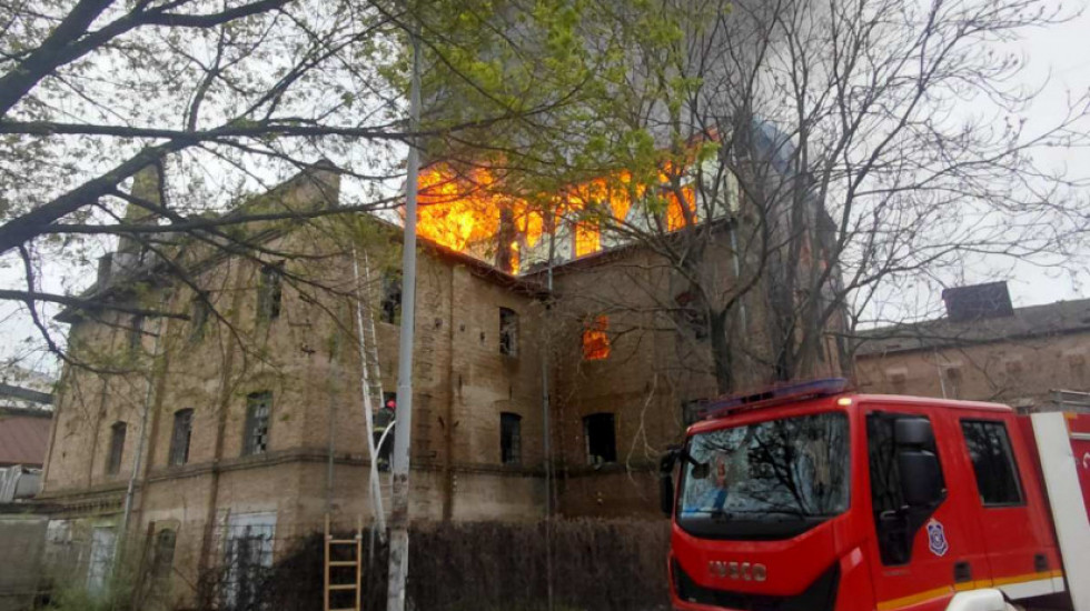 Prve fotografije sa lica mesta: Gori napušteni mlin u Obrenovcu, na terenu 20 vatrogasaca
