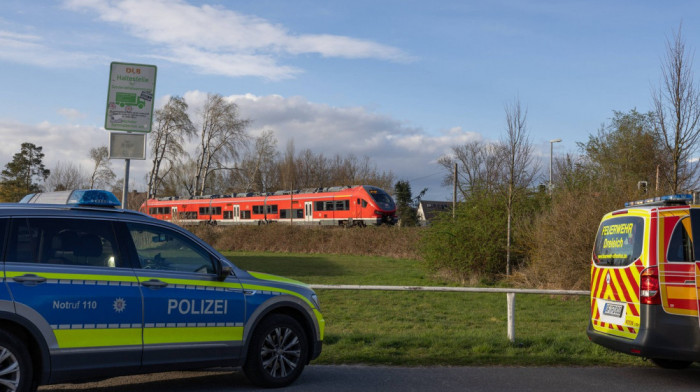 Zamalo izbegnuta tragedija u Nemačkoj: Na voz na relaciji Berlin - Lajpcig pao dalekovod, lakše povređena dva putnika
