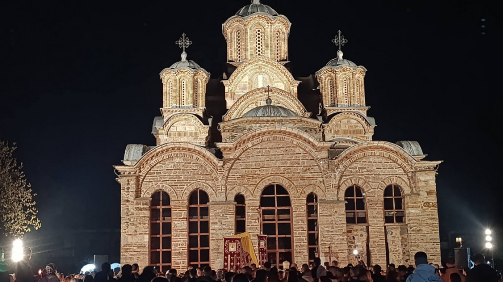 Praznična radost u manastiru Gračanica: Mitropolit Teodosije služio ponoćnu liturgiju