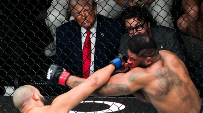 Tramp na borilačkom spektaklu u Majamiju dok pregovori sa Iranom propadaju (FOTO)