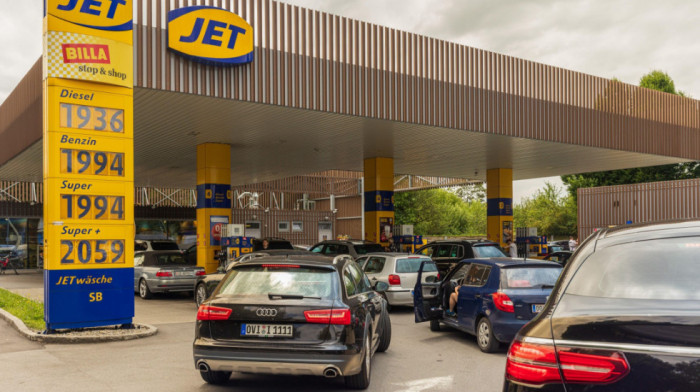 Gužve na pumpama u Austriji i Beču: Vozači pune kanistere zbog straha od nestašice goriva