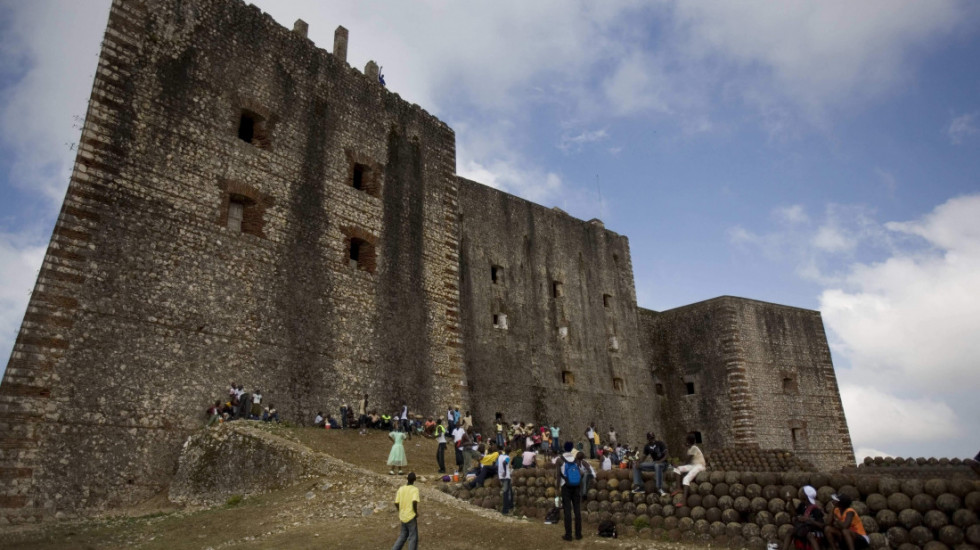 Broj žrtava stampeda na Haitiju smanjen na 25: Tragedija tokom proslave kod tvrđave Laferijer