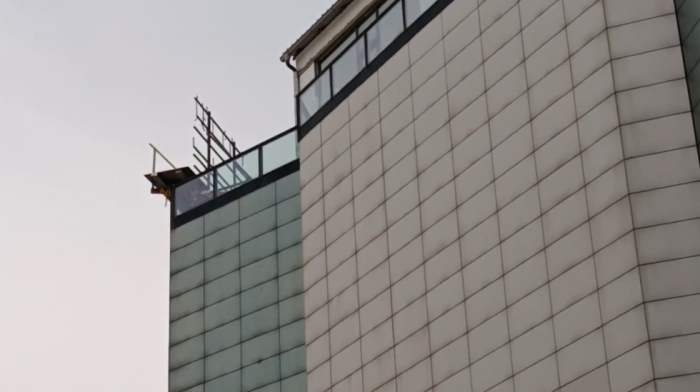 Pao deo drvene konstrukcije sa tržnog centra u Novom Sadu, povređena žena