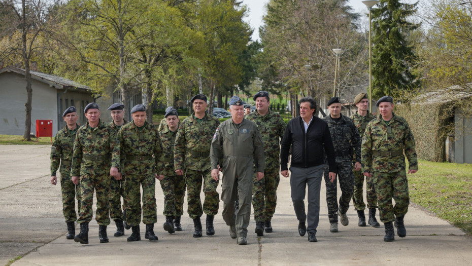 Gašić sa pripadnicima PVO za Vaskrs: Vaša požrtvovanost garant bezbednosti Srbije