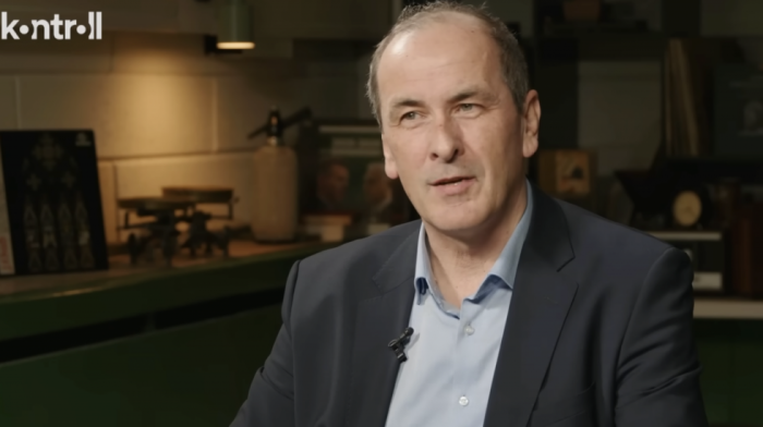 Pobednički ples člana partije Tisa obišao planetu: Viralni trenutak iz izborne noći u Mađarskoj (VIDEO)