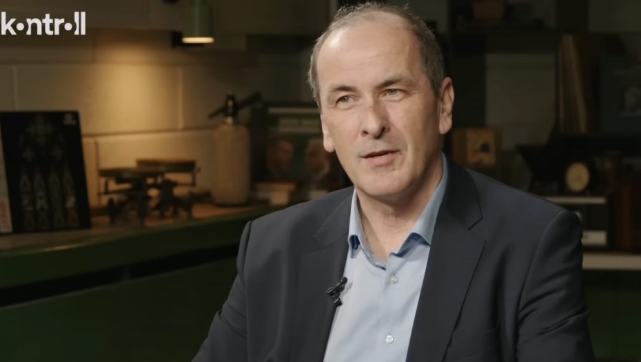 Pobednički ples člana partije Tisa obišao planetu: Viralni trenutak iz izborne noći u Mađarskoj (VIDEO)