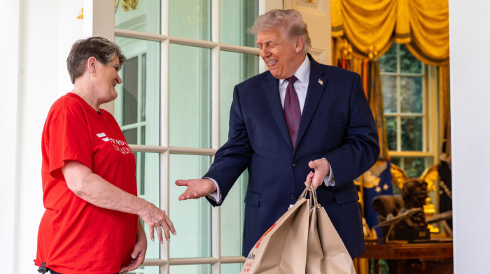 "Bez poreza na bakšiš": Tramp naručio iz Mekdonaldsa i iz svog džepa dao napojnicu dostavljaču