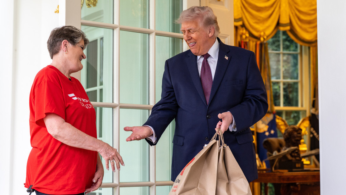 "Bez poreza na bakšiš": Tramp naručio iz Mekdonaldsa i iz svog džepa dao napojnicu dostavljaču