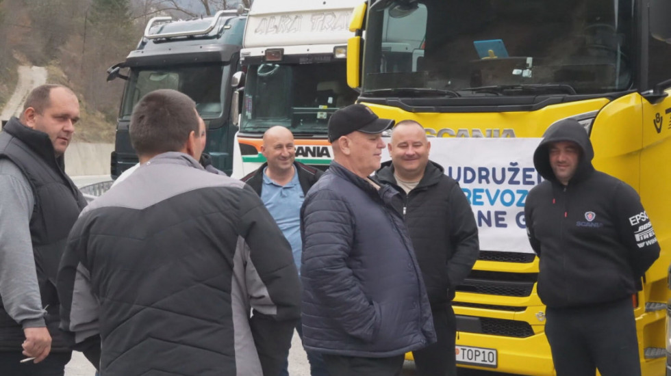 Euronews Srbija na granici sa Crnom Gorom i BiH: Prevoznici počeli nove blokade, bez rešenja nema ni prekida obustave