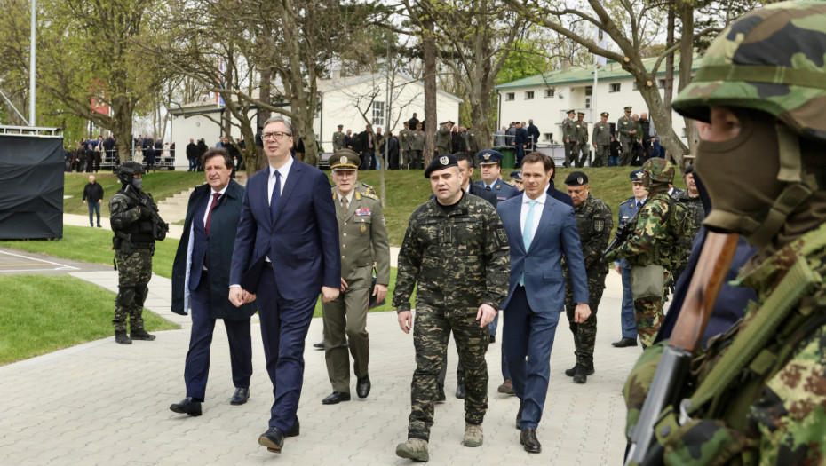 Vučić: Imaćemo najbolje dronove u regionu, realno da redovan vojni rok bude od marta