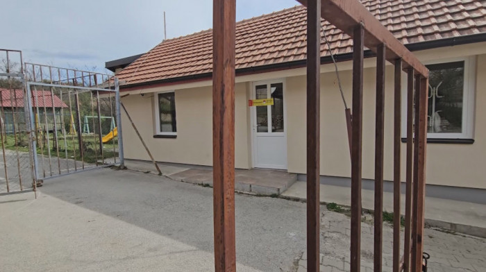 Postavljene table sa obeležjima prištinskih institucija na ambulantama na KiM, oglasili se Petković i Srpska lista