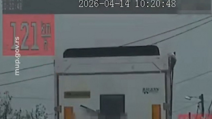 Vozač kamiona sa prikolicom jurio 121 km/h kroz naselje, testom utvrđeno da je koristio kokain (VIDEO)