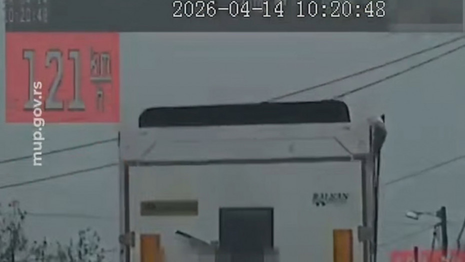 Vozač kamiona sa prikolicom jurio 121 km/h kroz naselje, testom utvrđeno da je koristio kokain (VIDEO)