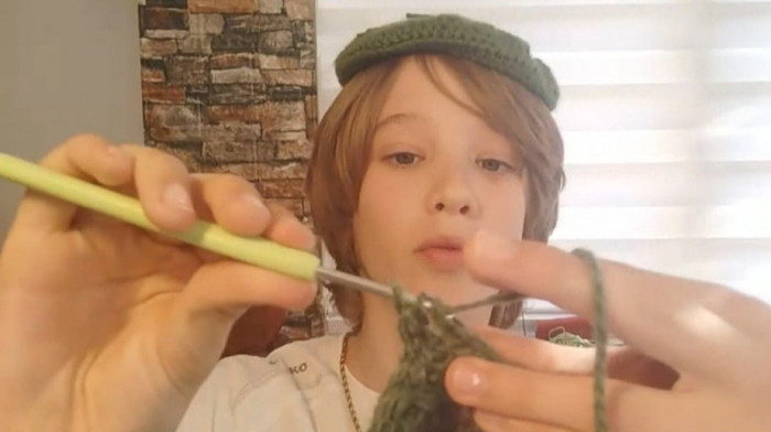 "Heklač Viktor“ oduševio mreže: Dečak iz Jagodine pravi ćilim sa 230.000 petlji