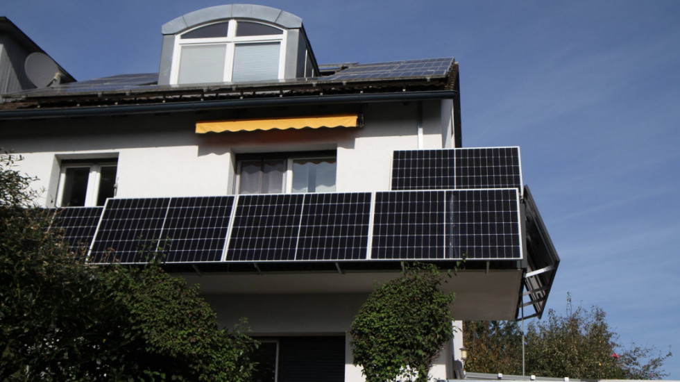 Plug-in solarni paneli popularni u Evropi: Zbog rata u Iranu sve više zemalja ih uvodi, koliko stvarno smanjuju račune