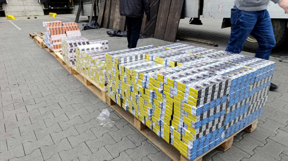 Uhapšen na prelazu Bezdan, pokušao da prokrijumčari skoro 20.000 paklica cigareta: Oglasilo se VJT u Novom Sadu (FOTO)